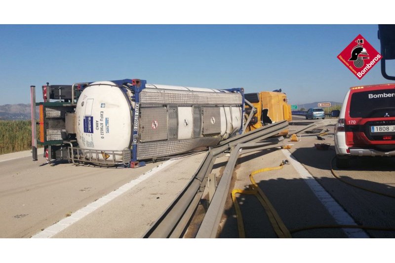 Vuelca un camión cisterna en la AP-7    Vuelca un camión cisterna en la AP-7