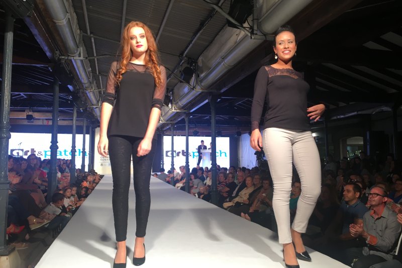 La Festa del Comerç de Pedreguer arranca amb una gran desfilada La Festa del Comerç de Pedreguer arranca amb una gran desfilada