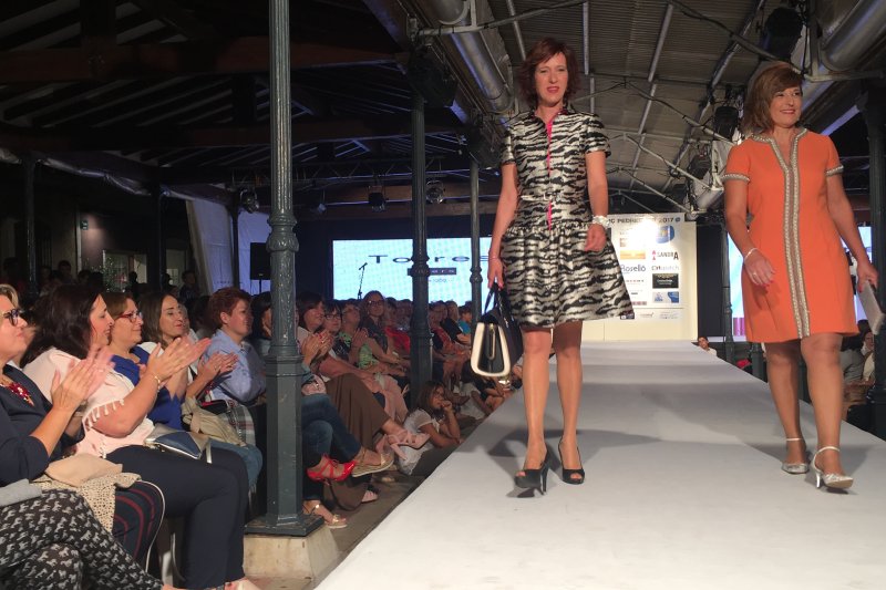 La Festa del Comerç de Pedreguer arranca amb una gran desfilada La Festa del Comerç de Pedreguer arranca amb una gran desfilada