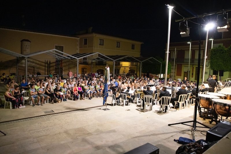 Música i llum ambienten el preàmbul d’unes festes de la Soledat que aquesta nit coronen a Ainhoa Fernández i Sala Lozano com a regines Música i llum ambienten el preàmbul d’unes festes de la Soledat que aquesta nit coronen a Ainhoa Fernández i Sala Lozano com a regines
