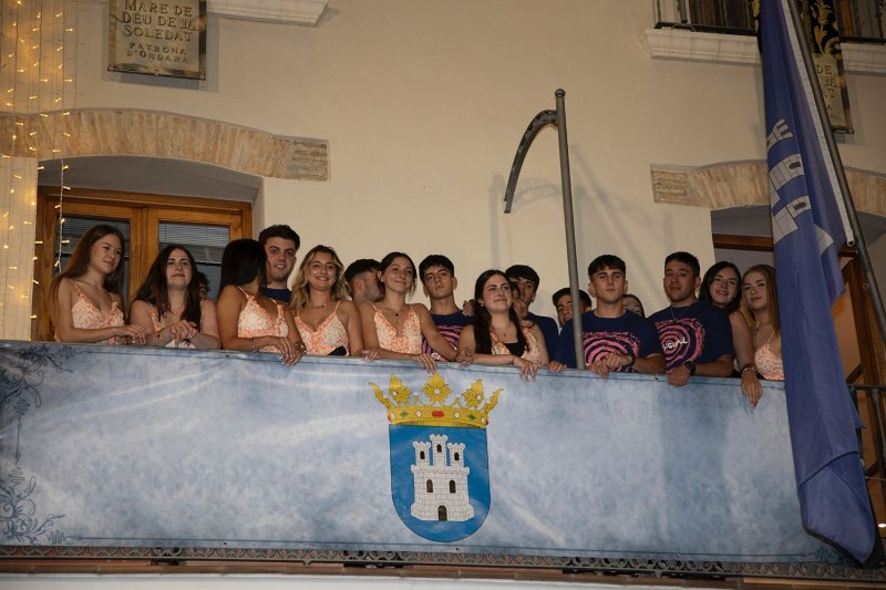 Música i llum ambienten el preàmbul d’unes festes de la Soledat que aquesta nit coronen a Ainhoa Fernández i Sala Lozano com a regines Música i llum ambienten el preàmbul d’unes festes de la Soledat que aquesta nit coronen a Ainhoa Fernández i Sala Lozano com a regines