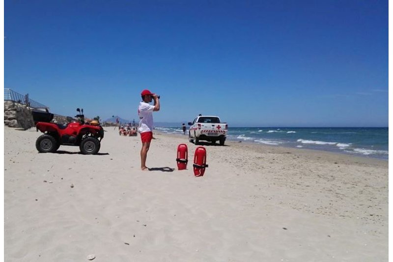 Una mujer muere en la playa de Les Marines tras ser rescatada inconsciente del agua  Una mujer muere en la playa de Les Marines tras ser rescatada inconsciente del agua