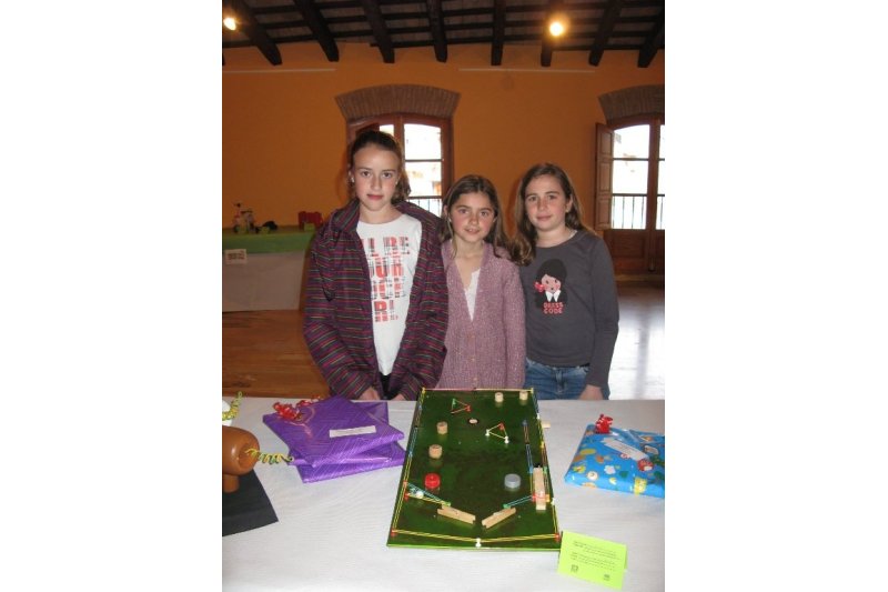 Los escolares de Benissa elaboran juguetes con materiales reciclados Los escolares de Benissa elaboran juguetes con materiales reciclados