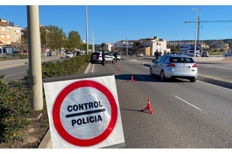 La Policía Local de Xàbia inmoviliza cuatro turismos que ejercían de “taxi pirata” La Policía Local de Xàbia inmoviliza cuatro turismos que ejercían de “taxi pirata”
