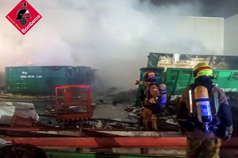 Incendio en un almacén de chatarra en Pedreguer Incendio en un almacén de chatarra en Pedreguer