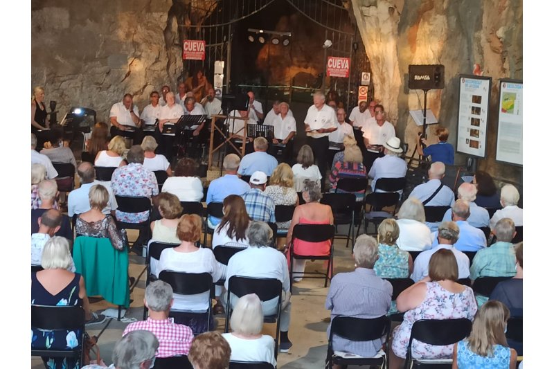 El Costa Blanca Male Voice Choir actúa en la Cova de les Calaveres de Benidoleig El Costa Blanca Male Voice Choir actúa en la Cova de les Calaveres de Benidoleig