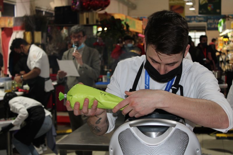 Alberto Montes, de Cáceres, gana el Concurso Internacional de Cocina Creativa de la Gamba Roja  Alberto Montes, de Cáceres, gana el Concurso Internacional de Cocina Creativa de la Gamba Roja
