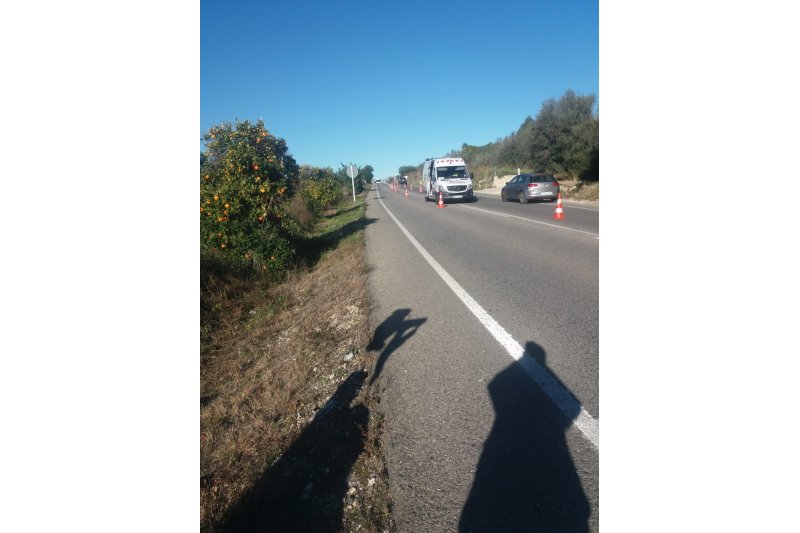 Els veïns de Gata protesten per la doble línia contínua de la carretera que condueix a Xàbia Els veïns de Gata protesten per la doble línia contínua de la carretera que condueix a Xàbia