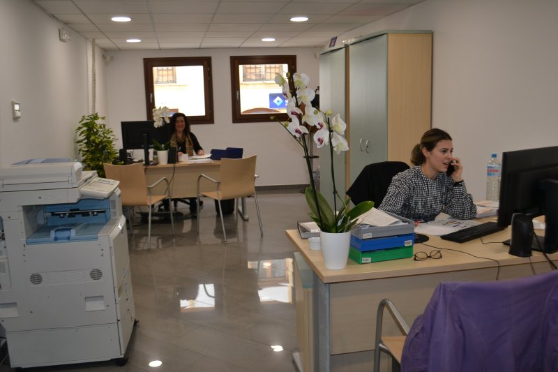 Jóvenes ejerciendo de jóvenes en una casa del siglo XVI Jóvenes ejerciendo de jóvenes en una casa del siglo XVI