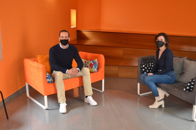 Jóvenes ejerciendo de jóvenes en una casa del siglo XVI Jóvenes ejerciendo de jóvenes en una casa del siglo XVI