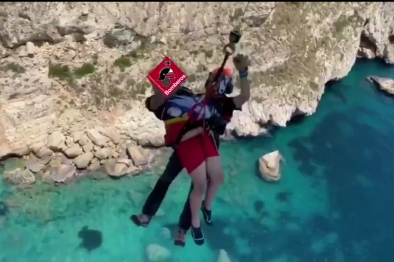 Rescatan a un chico de 14 años en una cala del Poble Nou de Benitatxell  Rescatan a un chico de 14 años en una cala del Poble Nou de Benitatxell