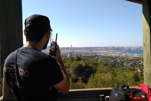 La Unión Benéfica Carrusel dona 16 emisoras a Protección Civil de Xàbia