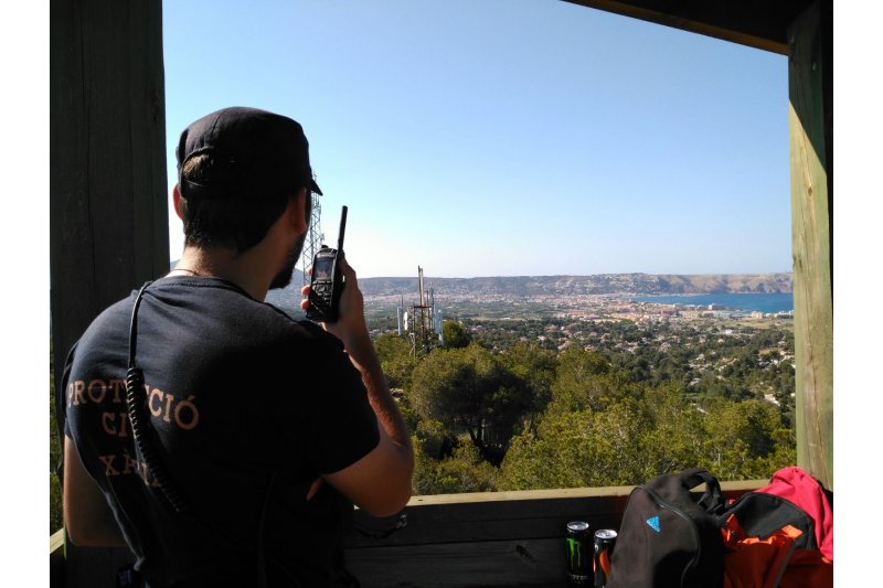 La Unión Benéfica Carrusel dona 16 emisoras a Protección Civil de Xàbia La Unión Benéfica Carrusel dona 16 emisoras a Protección Civil de Xàbia