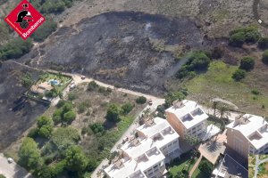 Un incendio arrasa cerca de dos hectáreas en el entorno del Saladar de Xàbia