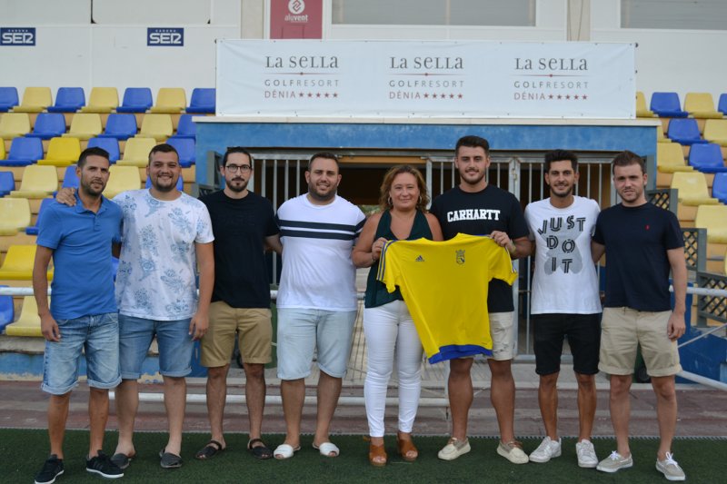 Fútbol Sala: El noventa por cien de la plantilla del Dénia renueva y Fran Vives se convierte en el primer fichaje Fútbol Sala: El noventa por cien de la plantilla del Dénia renueva y Fran Vives se convierte en el primer fichaje