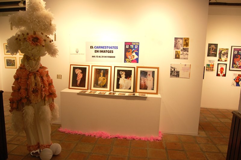 L’exposició de vestimentes i fotos de carnestoltes escalfa els motors de la festa a Pego L’exposició de vestimentes i fotos de carnestoltes escalfa els motors de la festa a Pego