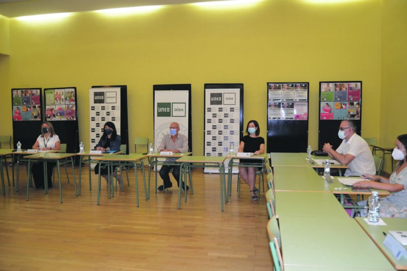 La UNED amplía su oferta con microtítulos y se prepara para celebrar su 40 aniversario La UNED amplía su oferta con microtítulos y se prepara para celebrar su 40 aniversario