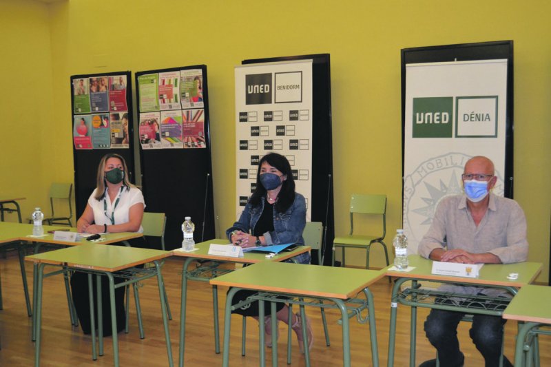 La UNED amplía su oferta con microtítulos y se prepara para celebrar su 40 aniversario La UNED amplía su oferta con microtítulos y se prepara para celebrar su 40 aniversario