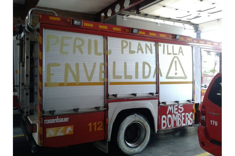 Los bomberos pintan los camiones con mensajes reivindicativos Los bomberos pintan los camiones con mensajes reivindicativos