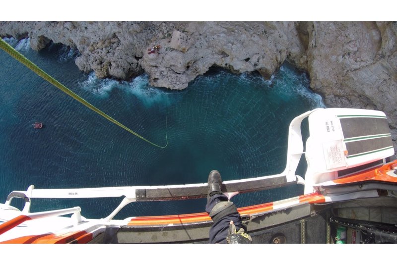 Rescatan a un joven en la Cala del Moraig   Rescatan a un joven en la Cala del Moraig