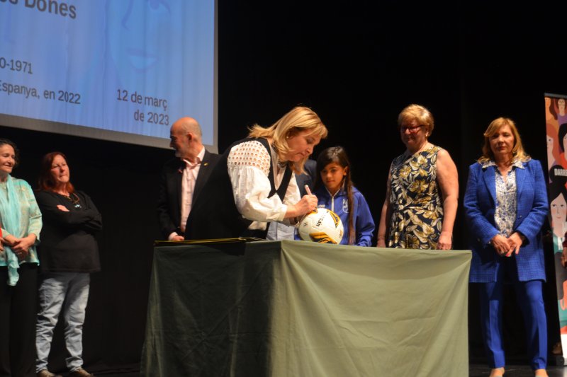 Emotivo homenaje a las pioneras del fútbol femenino en Dénia  Emotivo homenaje a las pioneras del fútbol femenino en Dénia