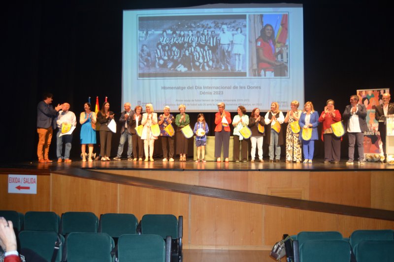 Emotivo homenaje a las pioneras del fútbol femenino en Dénia  Emotivo homenaje a las pioneras del fútbol femenino en Dénia