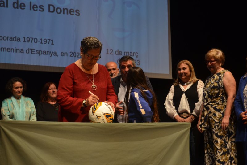 Emotivo homenaje a las pioneras del fútbol femenino en Dénia  Emotivo homenaje a las pioneras del fútbol femenino en Dénia