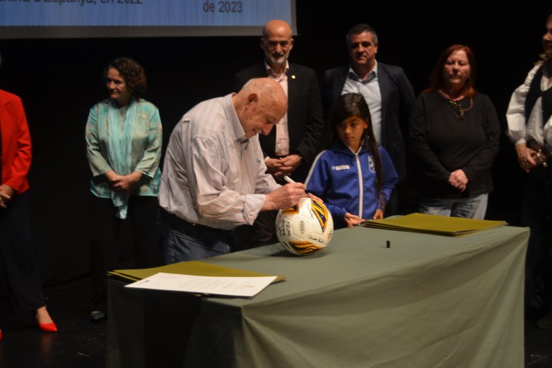 Emotivo homenaje a las pioneras del fútbol femenino en Dénia  Emotivo homenaje a las pioneras del fútbol femenino en Dénia