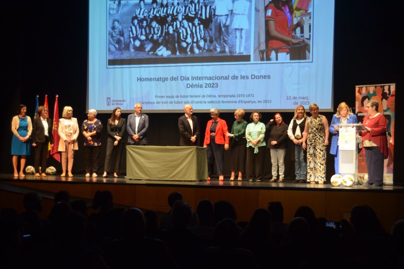 Emotivo homenaje a las pioneras del fútbol femenino en Dénia  Emotivo homenaje a las pioneras del fútbol femenino en Dénia