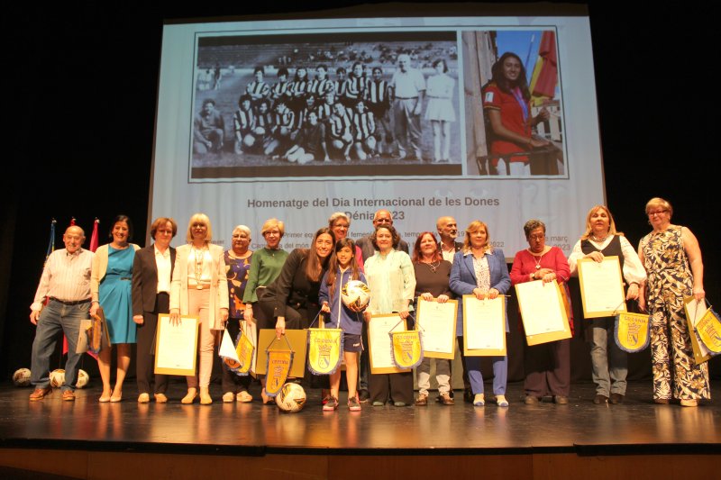 Emotivo homenaje a las pioneras del fútbol femenino en Dénia  Emotivo homenaje a las pioneras del fútbol femenino en Dénia