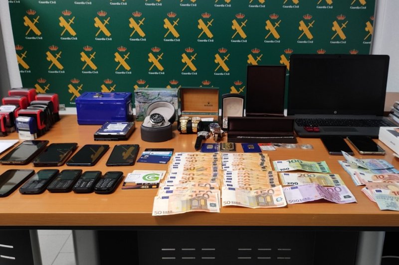 Detenidos los miembros de una banda que estafaron a una mujer en la compra de un inmueble en Moraira  Detenidos los miembros de una banda que estafaron a una mujer en la compra de un inmueble en Moraira