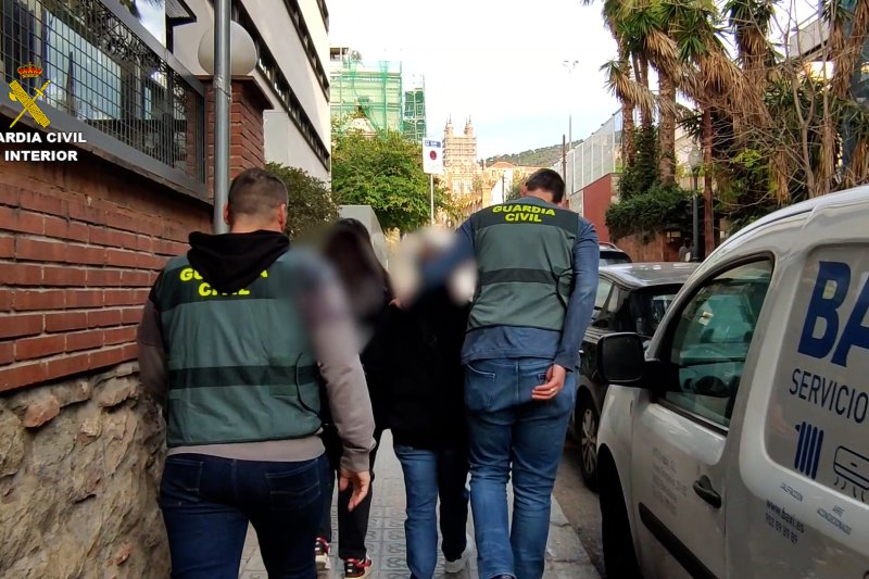 Detenidos los miembros de una banda que estafaron a una mujer en la compra de un inmueble en Moraira  Detenidos los miembros de una banda que estafaron a una mujer en la compra de un inmueble en Moraira