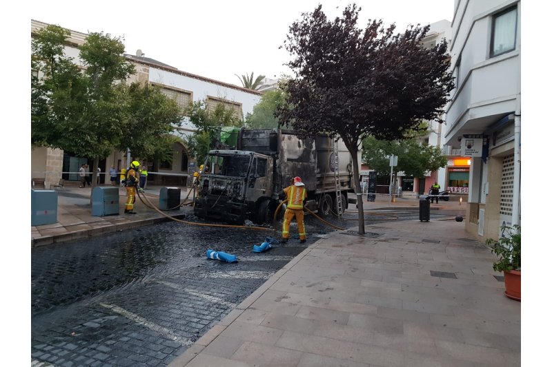 Un camión de la basura se incendia en el centro de Xàbia Un camión de la basura se incendia en el centro de Xàbia