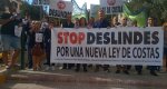 Centenares de personas se manifiestan contra los deslindes en Dénia Centenares de personas se manifiestan contra los deslindes en Dénia