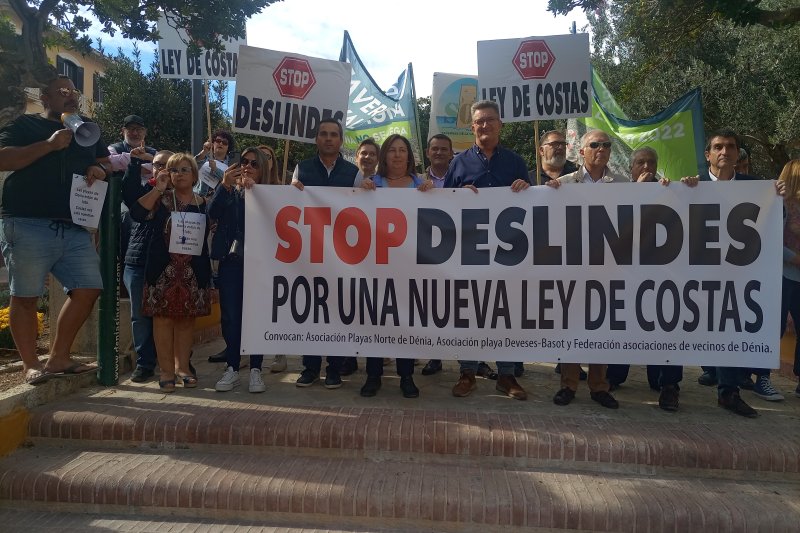 Centenares de personas se manifiestan contra los deslindes en Dénia Centenares de personas se manifiestan contra los deslindes en Dénia