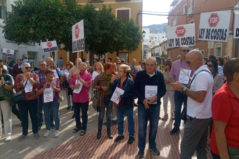 Centenares de personas se manifiestan contra los deslindes en Dénia Centenares de personas se manifiestan contra los deslindes en Dénia