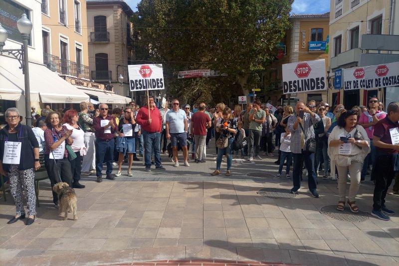 Centenares de personas se manifiestan contra los deslindes en Dénia Centenares de personas se manifiestan contra los deslindes en Dénia
