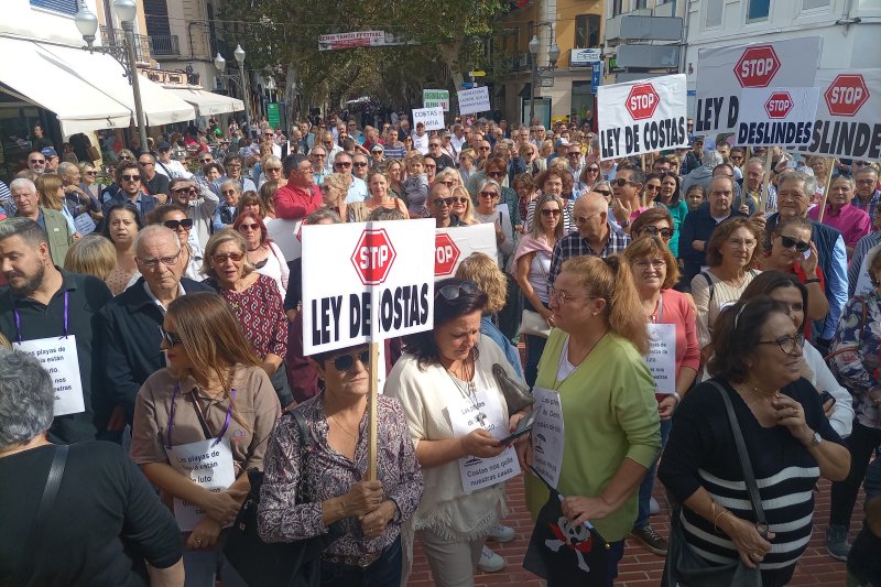 Centenares de personas se manifiestan contra los deslindes en Dénia Centenares de personas se manifiestan contra los deslindes en Dénia