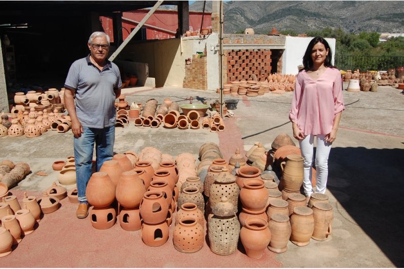 Cinc generacions d’històries de cossis, gerres i llibrells amb segell orber  Cinc generacions d’històries de cossis, gerres i llibrells amb segell orber