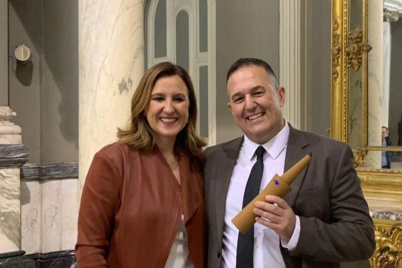 Jovi Lozano-Seser rep el premi literari “Isabel de Villena”  de narrativa en valencià de mans de l’alcaldessa de València Jovi Lozano-Seser rep el premi literari “Isabel de Villena”  de narrativa en valencià de mans de l’alcaldessa de València