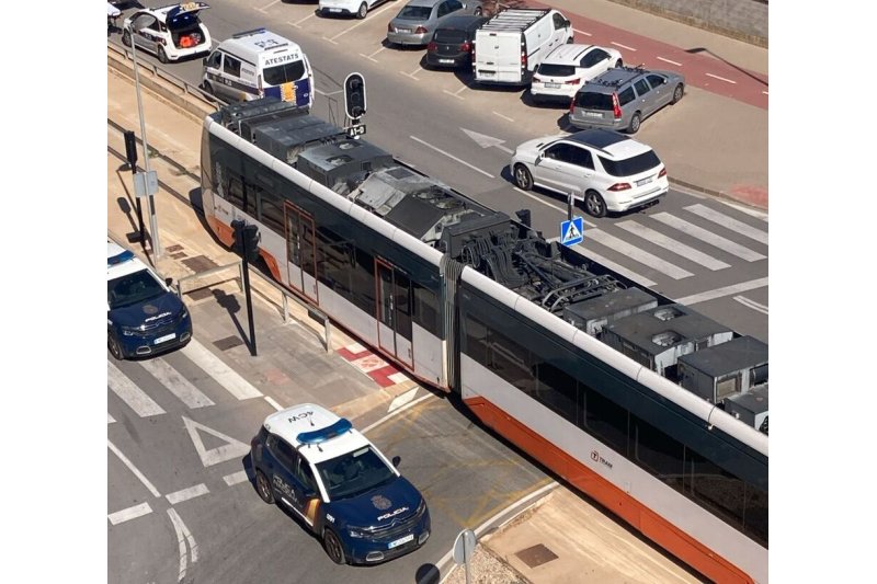 El trenet vuelve a chocar contra un vehículo en un paso a nivel de Dénia  El trenet vuelve a chocar contra un vehículo en un paso a nivel de Dénia