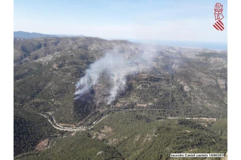 La Generalitat moviliza diez medios aéreos en la lucha contra un incendio en Castell de Castells La Generalitat moviliza diez medios aéreos en la lucha contra un incendio en Castell de Castells