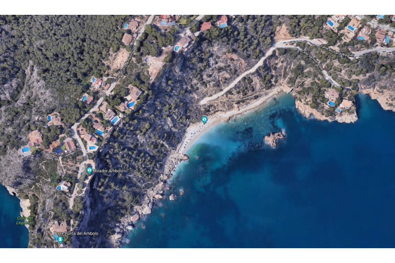 La Guardia Civil de Xàbia sanciona a una familia madrileña que fue el domingo a la Cala de Ambolo La Guardia Civil de Xàbia sanciona a una familia madrileña que fue el domingo a la Cala de Ambolo