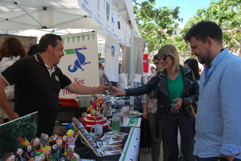 Talleres, demostraciones y concurso de pintura rápida revitalizan la Fira de Comerç de Pego 2022 en el paseo Cervantes Talleres, demostraciones y concurso de pintura rápida revitalizan la Fira de Comerç de Pego 2022 en el paseo Cervantes