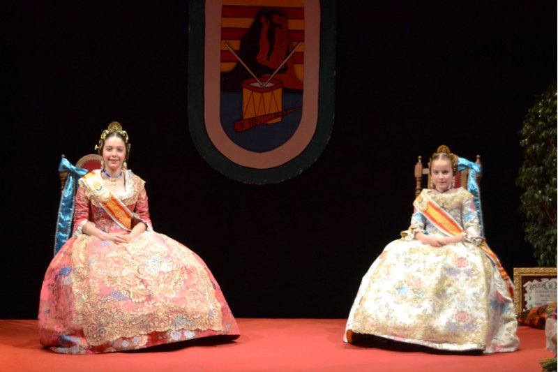 Adriana Pino e Irene Termis representan a la falla del Calp Vell Adriana Pino e Irene Termis representan a la falla del Calp Vell