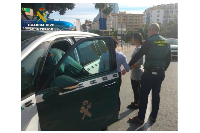 La Guardia Civil detiene en Calp a cuatro personas que robaban mediante el método del abrazo La Guardia Civil detiene en Calp a cuatro personas que robaban mediante el método del abrazo