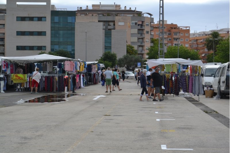 La lluvia desluce el regreso del mercadillo de los lunes en Torrecremada  La lluvia desluce el regreso del mercadillo de los lunes en Torrecremada