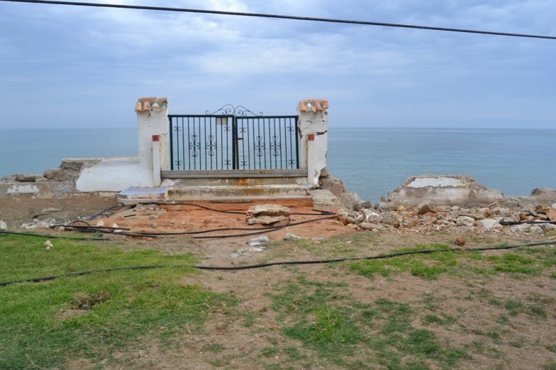 Un tramo de Les Marines continua sin arena desde hace un año  Un tramo de Les Marines continua sin arena desde hace un año