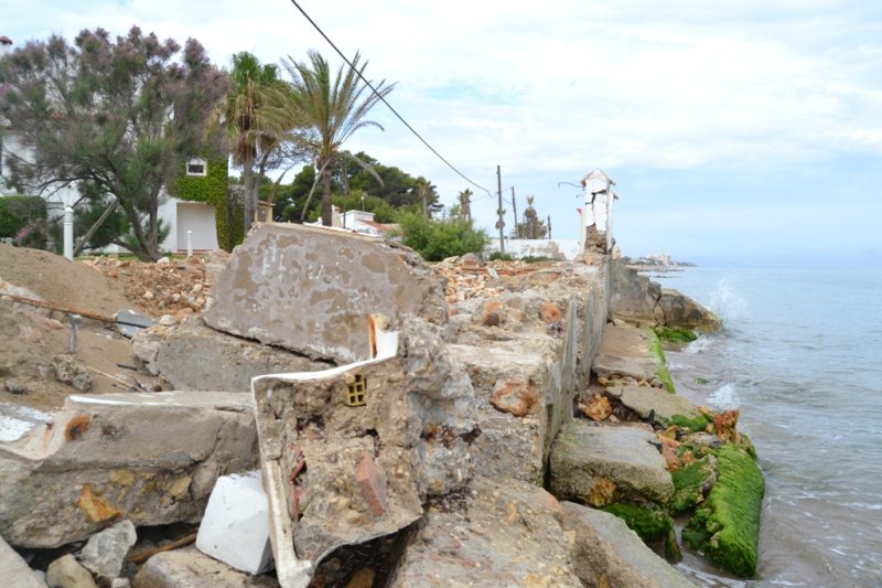 Un tramo de Les Marines continua sin arena desde hace un año  Un tramo de Les Marines continua sin arena desde hace un año