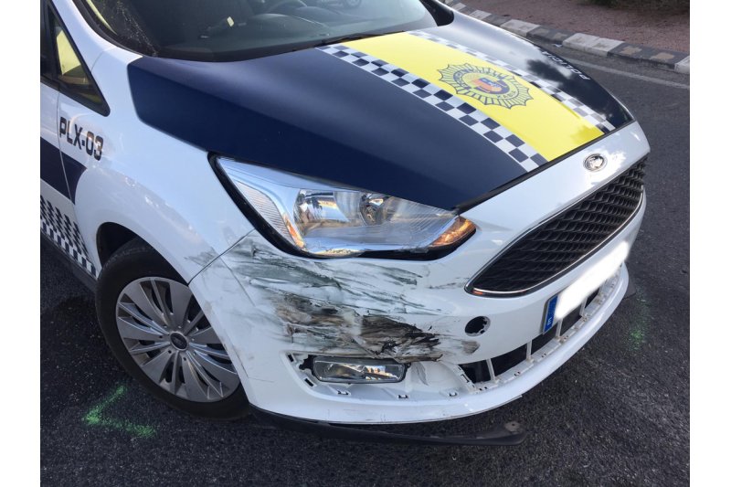 Un conductor ebrio choca en Xàbia contra un coche de la Policía Local Un conductor ebrio choca en Xàbia contra un coche de la Policía Local